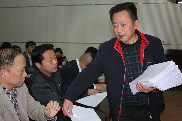 图二:现场分发试卷