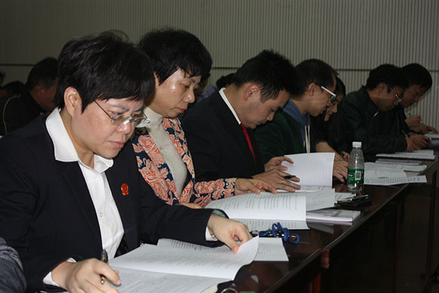 图四:参考人员聚精会神,认真作答。