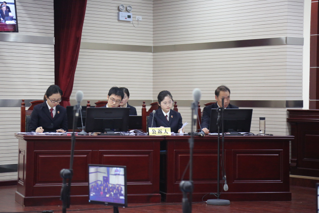 被告人黄大洋等15人涉黑在嘉鱼法院公审